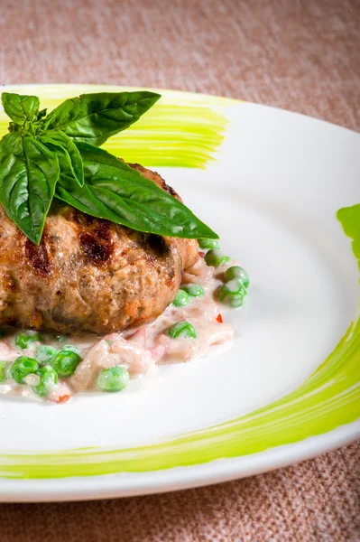 Rundvlees kotelet geserveerd met verse salade — Stockfoto