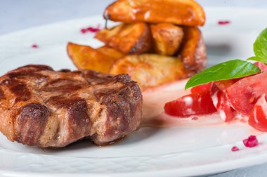 domates salatası ile ızgara et