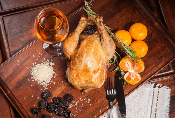 Stegt kylling fyldt med svesker - Stock-foto