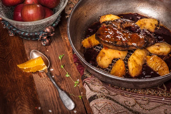 Carne asada con manzana Fotos de stock libres de derechos