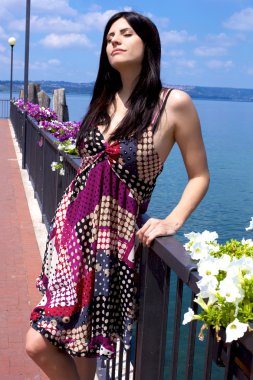 çiçekli bir göl üzerinde güneş alma rahat kadın modeli