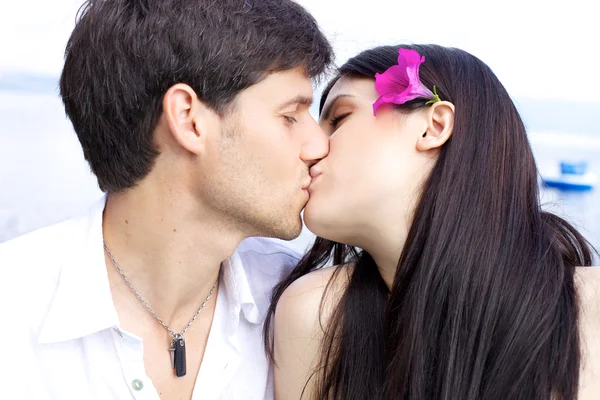 Casal feliz no amor beijando — Fotografia de Stock