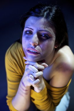 dövülmüş kadın yardım için dua