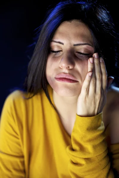 Mujer con broosis tocando su cara — Foto de Stock