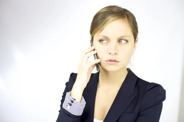 Podnikání žena vážně na telefonu — Stock fotografie