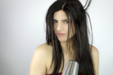 kurutma uzun saçlı güzel kadın