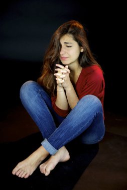 umutsuz üzgün kadın yardım için dua