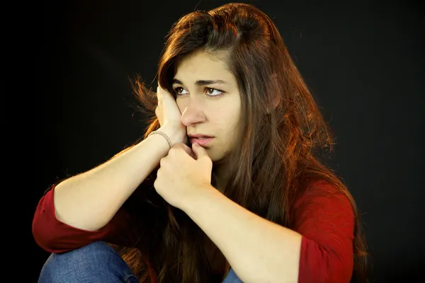 Mujer triste casi llorando sola en la oscuridad —  Fotos de Stock