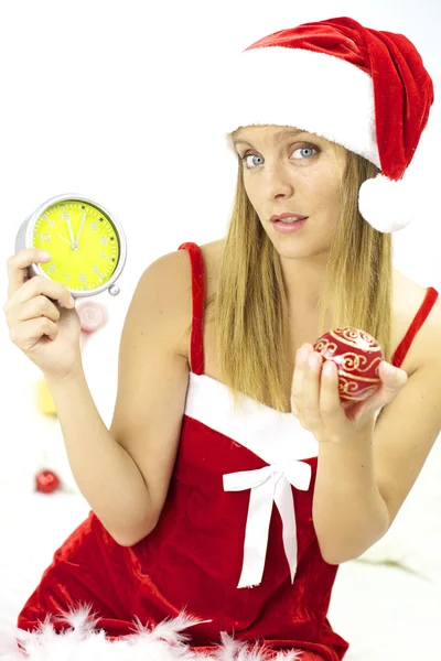 Triste Père Noël montrant horloge en retard pour la nuit de Noël — Photo