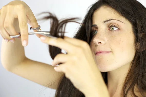 Schöne Mädchen schneiden lange Haare — Stockfoto