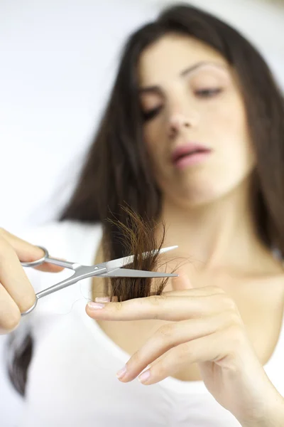 Mujer corte largo split puntas cabello — Foto de Stock