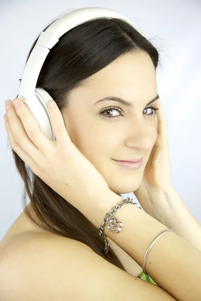 Bella ragazza sorridente ascoltare musica — Foto Stock