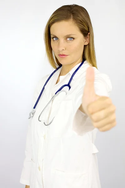 Krásný ženský lékař palec nahoru vážné — Stock fotografie
