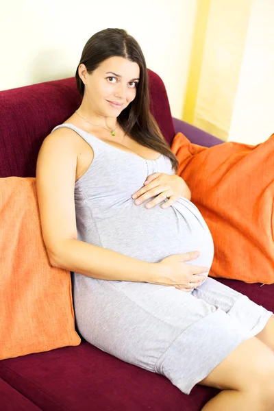 Gelukkig lachend mooie zwangere vrouw thuis — Stockfoto