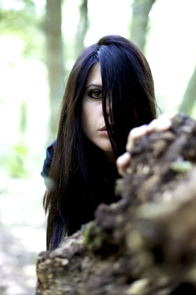 Žena se schovává v lese v kouzelnické soutěži — Stock fotografie