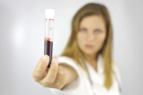 Médico femenino con muestra de sangre en la mano — Foto de Stock