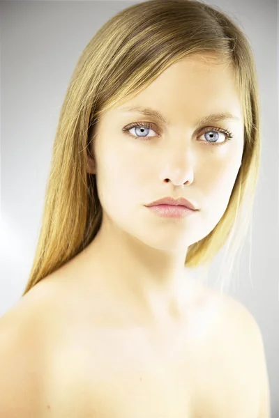 Portret pięknej blondynki z niebieskimi oczami — Zdjęcie stockowe