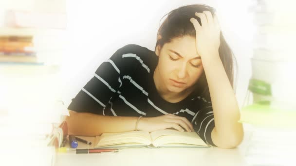 Estudiante cansada de estudiar dormida en el libro — Vídeo de stock