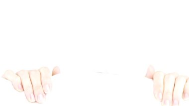 mutlu güzel kadını oynuyor ve yastık ile gizleme