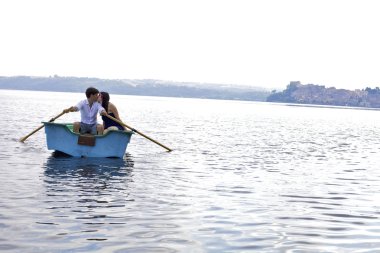 iki İtalyan gölde Tekne tatilinde öpüşme