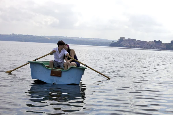 Happy couple in love on boat in vacation in Italy — Stock Photo, Image