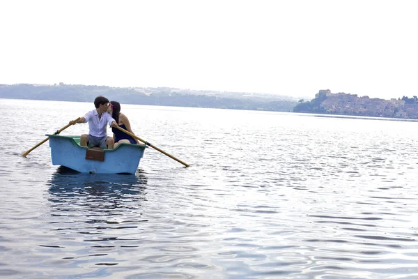 Paar kussen op boot in Italiaanse meer tijdens vakantie — Stockfoto