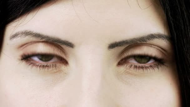 Ojos verdes abriéndose y sonrisa increíble de mujer — Vídeo de stock
