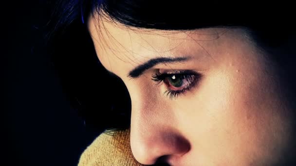 femme triste pensant