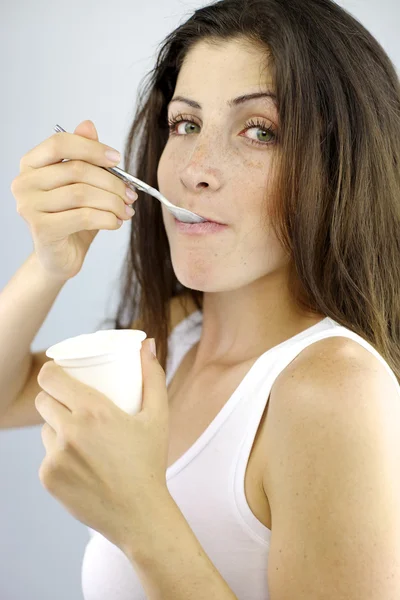 Piękna kobieta jedzenie jogurt jest na diecie — Zdjęcie stockowe