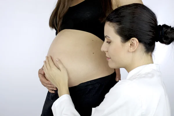 Médico feminino tocando barriga grávida — Fotografia de Stock