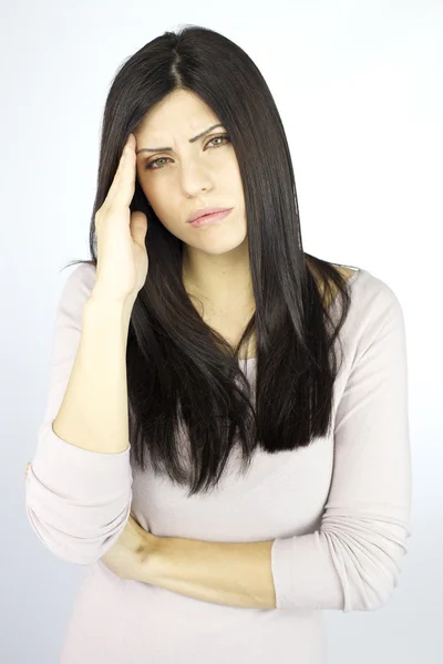 Mujer con dolor de cabeza buscando —  Fotos de Stock