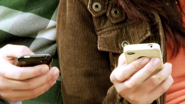 Casal de mensagens com telefones celulares — Vídeo de Stock