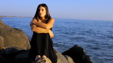 Sahilde tek başına oturmak makyaj ile model