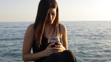 kadın kırmızı şarap ile