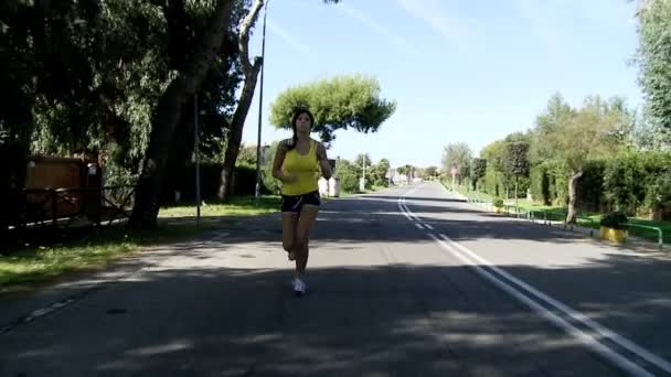 Femme jogging sur la rue — Video