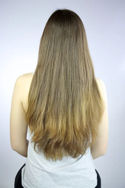 Schöne lange Haare frisch in Schichten geschnitten — Stockfoto