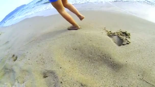 Θάλασσα με άμμο και τα πόδια του παιδιού, έξω από το νερό — Αρχείο Βίντεο
