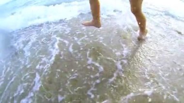 Deniz kum ve bacaklar bir çocuk sudan çıkmış