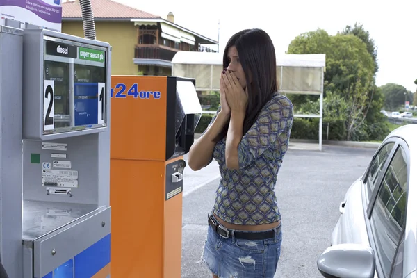 Žena ohromeni tím, že ceny plynu, u benzinové stanice — Stock fotografie