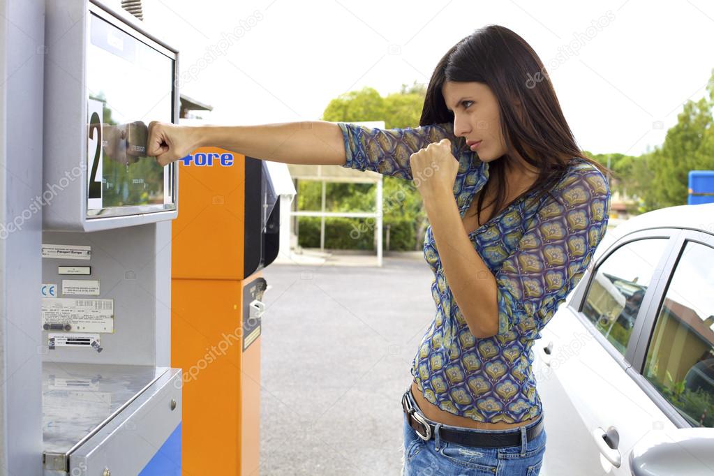 Hermosa morena perforando la gasolinera debido al alto precio