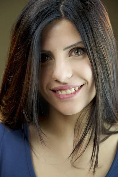 Porträtt av glad kvinnlig modell med gröna ögon — Stockfoto