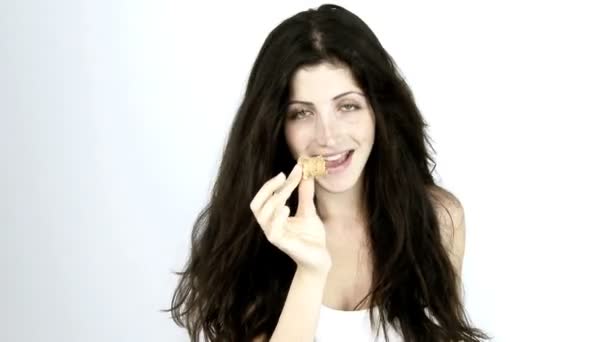 Mujer comiendo croissant de chocolate dulce — Vídeos de Stock