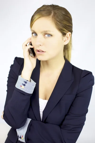 Belle femme d'affaires blonde parlant au téléphone — Photo