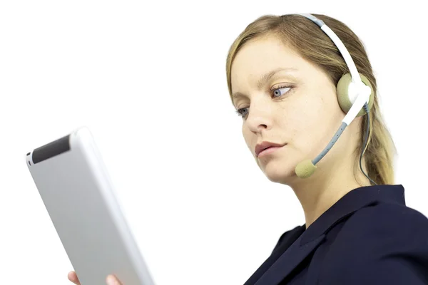 Femme d'affaires travaillant avec ipad et casque — Photo