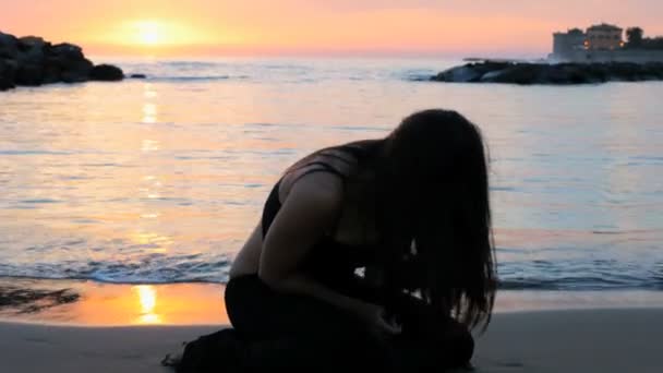 Vrouw huilen zittend op strand — Stockvideo