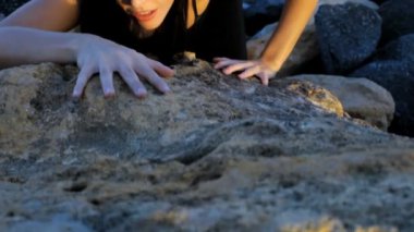 kayaların üzerinde seksi kadın