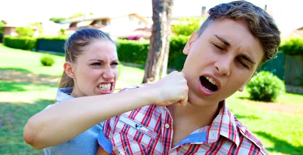 Woman hitting man in the face — Stock Photo, Image