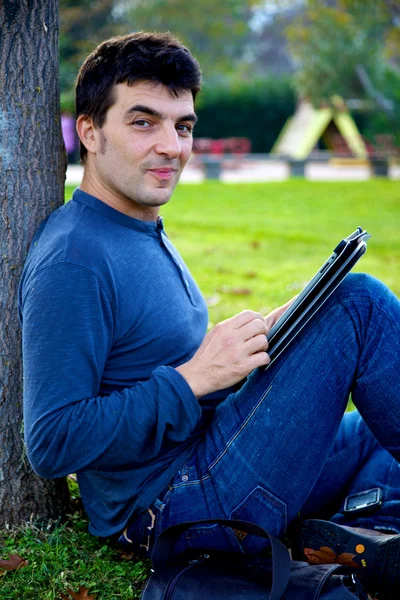 Bello felice uomo navigando in internet con tablet — Foto Stock