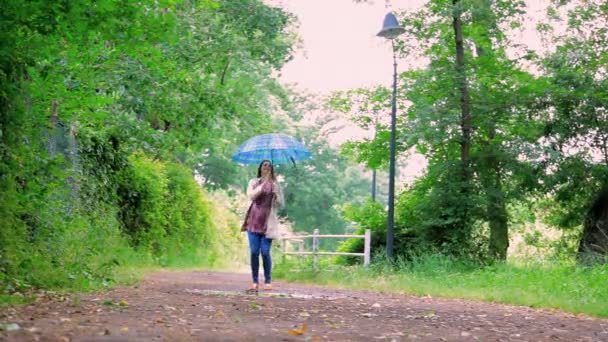 Frau tanzt mit Regenschirm — Stockvideo