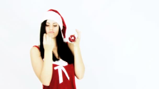 Kvinnlig jultomte hålla jul boll — Stockvideo